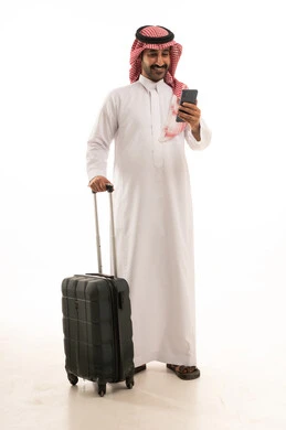 الاستعداد لقضاء رحلة صيفية ممتعة، مفهوم السياحة في إجازة الصيف، القيام بالجولات الترفيهية، بورتريه لرجل عربي خليجي سعودي يرتدي الزي التقليدي والشماغ يحمل بيده هاتف محمول وشنطة سفر بتعابير السرور، خلفية بيضاء الاستعداد لقضاء رحلة صيفية ممتعة، مفهوم السياحة في إجازة الصيف، القيام بالجولات الترفيهية، بورتريه لرجل عربي خليجي سعودي يرتدي الزي التقليدي والشماغ يحمل بيده هاتف محمول وشنطة سفر بتعابير السرور، خلفية بيضاء