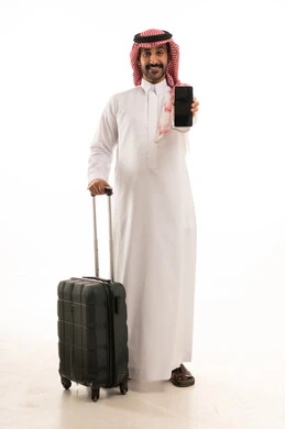 الاستعداد لقضاء رحلة صيفية ممتعة، مفهوم السياحة في إجازة الصيف، القيام بالجولات الترفيهية، بورتريه لرجل عربي خليجي سعودي يرتدي الزي التقليدي والشماغ يحمل بيده هاتف محمول وشنطة سفر بتعابير السرور، خلفية بيضاء الاستعداد لقضاء رحلة صيفية ممتعة، مفهوم السياحة في إجازة الصيف، القيام بالجولات الترفيهية، بورتريه لرجل عربي خليجي سعودي يرتدي الزي التقليدي والشماغ يحمل بيده هاتف محمول وشنطة سفر بتعابير السرور، خلفية بيضاء