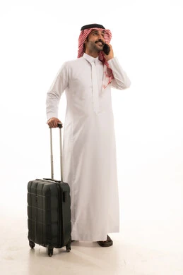 الاستعداد لقضاء رحلة صيفية ممتعة، مفهوم السياحة في إجازة الصيف، القيام بالجولات الترفيهية، بورتريه لرجل عربي خليجي سعودي يرتدي الزي التقليدي والشماغ يحمل بيده هاتف محمول وشنطة سفر بتعابير السرور، خلفية بيضاء الاستعداد لقضاء رحلة صيفية ممتعة، مفهوم السياحة في إجازة الصيف، القيام بالجولات الترفيهية، بورتريه لرجل عربي خليجي سعودي يرتدي الزي التقليدي والشماغ يحمل بيده هاتف محمول وشنطة سفر بتعابير السرور، خلفية بيضاء