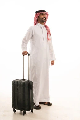 الاستعداد لقضاء رحلة صيفية ممتعة، مفهوم السياحة في إجازة الصيف، القيام بالجولات الترفيهية، بورتريه لرجل عربي خليجي سعودي يرتدي الزي التقليدي والشماغ يحمل شنطة سفر بتعابير السرور، خلفية بيضاء الاستعداد لقضاء رحلة صيفية ممتعة، مفهوم السياحة في إجازة الصيف، القيام بالجولات الترفيهية، بورتريه لرجل عربي خليجي سعودي يرتدي الزي التقليدي والشماغ يحمل شنطة سفر بتعابير السرور، خلفية بيضاء