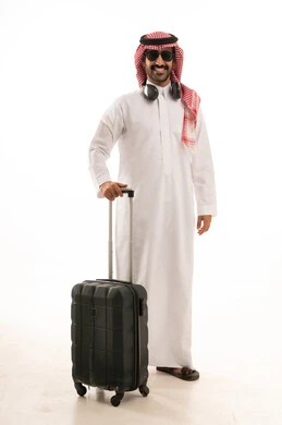 الاستعداد لقضاء رحلة صيفية ممتعة، مفهوم السياحة في إجازة الصيف، القيام بالجولات الترفيهية، بورتريه لرجل عربي خليجي سعودي يرتدي الزي التقليدي والشماغ يحمل شنطة سفر بتعابير السرور، خلفية بيضاء الاستعداد لقضاء رحلة صيفية ممتعة، مفهوم السياحة في إجازة الصيف، القيام بالجولات الترفيهية، بورتريه لرجل عربي خليجي سعودي يرتدي الزي التقليدي والشماغ يحمل شنطة سفر بتعابير السرور، خلفية بيضاء