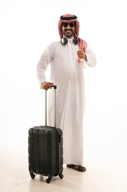 الاستعداد لقضاء رحلة صيفية ممتعة، مفهوم السياحة في إجازة الصيف، القيام بالجولات الترفيهية، بورتريه لرجل عربي خليجي سعودي يرتدي الزي التقليدي والشماغ يحمل شنطة سفر بتعابير السرور، خلفية بيضاء الاستعداد لقضاء رحلة صيفية ممتعة، مفهوم السياحة في إجازة الصيف، القيام بالجولات الترفيهية، بورتريه لرجل عربي خليجي سعودي يرتدي الزي التقليدي والشماغ يحمل شنطة سفر بتعابير السرور، خلفية بيضاء