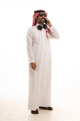 توثيق اللحظات السعيدة عبر الهاتف المحمول, استخدام جهاز تقني حديث ومتطور, بورتريه لرجل عربي سعودي خليجي يرتدي الزي الثوب الابيض والشماغ يضع نظارة شمسية ويقوم بالتقاط صورة السيلفي التذكارية عبر الجوال, الجسم بالطول الكامل, خلفية بيضاء . توثيق اللحظات السعيدة عبر الهاتف المحمول, استخدام جهاز تقني حديث ومتطور, بورتريه لرجل عربي سعودي خليجي يرتدي الزي الثوب الابيض والشماغ يضع نظارة شمسية ويقوم بالتقاط صورة السيلفي التذكارية عبر الجوال, الجسم بالطول الكامل, خلفية بيضاء .