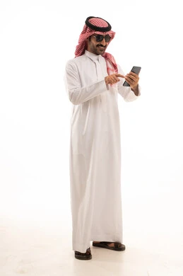 تصفح مواقع التواصل الاجتماعي, استخدام جهاز تقني حديث ومتطور, بورتريه لرجل عربي سعودي خليجي يرتدي الزي الثوب الابيض والشماغ يضع نظارة شمسية ويقوم باستخدام الهاتف المحمول, الجسم بالطول الكامل, خلفية بيضاء . تصفح مواقع التواصل الاجتماعي, استخدام جهاز تقني حديث ومتطور, بورتريه لرجل عربي سعودي خليجي يرتدي الزي الثوب الابيض والشماغ يضع نظارة شمسية ويقوم باستخدام الهاتف المحمول, الجسم بالطول الكامل, خلفية بيضاء .