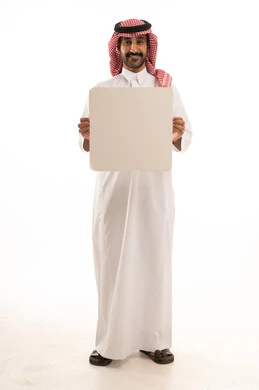 موك اب أبيض، لوح إعلاني فارغ، بورتريه لرجل عربي خليجي سعودي يرتدي الثوب التقليدي والشماغ يحمل بيده لوحه بيضاء، الوقوف باستقامه بايماءات الثقة بالنفس، صورة الجسم بالطول الكامل، خلفية بيضاء