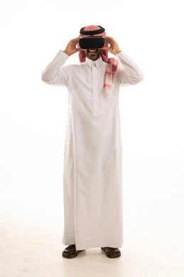 دمج التقنيات الحديثة فى الحياة اليومية، تعابير الاندماج ومحاكاة العالم الخيالي، محاولة التفاعل مع الاشياء , بورتريه لرجل عربي سعودي خليجي يرتدي الزي الثوب الابيض والشماغ يضع نظارة ثلاثية الأبعاد, خلفية بيضاء