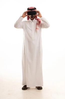 دمج التقنيات الحديثة فى الحياة اليومية، تعابير الاندماج ومحاكاة العالم الخيالي، محاولة التفاعل مع الاشياء , بورتريه لرجل عربي سعودي خليجي يرتدي الزي الثوب الابيض والشماغ يضع نظارة ثلاثية الأبعاد, خلفية بيضاء