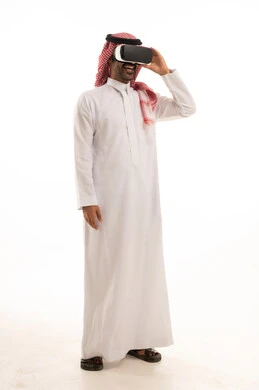 دمج التقنيات الحديثة فى الحياة اليومية، تعابير الاندماج ومحاكاة العالم الخيالي، محاولة التفاعل مع الاشياء , بورتريه لرجل عربي سعودي خليجي يرتدي الزي الثوب الابيض والشماغ يضع نظارة ثلاثية الأبعاد, خلفية بيضاء