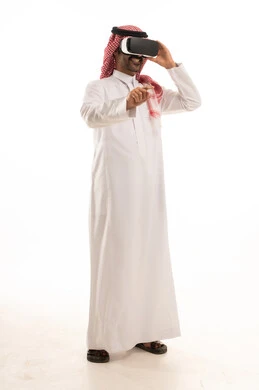 دمج التقنيات الحديثة فى الحياة اليومية، تعابير الاندماج ومحاكاة العالم الخيالي، محاولة التفاعل مع الاشياء , بورتريه لرجل عربي سعودي خليجي يرتدي الزي الثوب الابيض والشماغ يضع نظارة ثلاثية الأبعاد, خلفية بيضاء