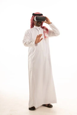 دمج التقنيات الحديثة فى الحياة اليومية، تعابير الاندماج ومحاكاة العالم الخيالي، محاولة التفاعل مع الاشياء , بورتريه لرجل عربي سعودي خليجي يرتدي الزي الثوب الابيض والشماغ يضع نظارة ثلاثية الأبعاد, خلفية بيضاء