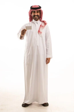 بورتريه لرجل عربي خليجي سعودي يرتدي الثوب التقليدي والشماغ يمسك بطاقه بيضاء فارغه, ايماءات واشارات مختلفه ، خلفية بيضاء.
