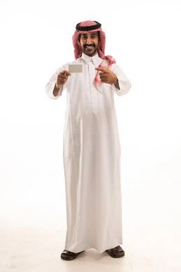 بورتريه لرجل عربي خليجي سعودي يرتدي الثوب التقليدي والشماغ يشير الي بطاقه بيضاء فارغه, ايماءات واشارات مختلفه ، خلفية بيضاء.