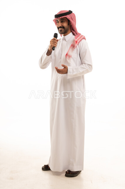 إيماءات الإندماج والتفاعل مع الغناء، تسجيل مقطع صوتي غنائي،  بورتريه لرجل عربي خليجي سعودي يرتدي الثوب التقليدي والشماغ ويمسك المايكروفون ويغني بحماس، تقديم العروض الفنية المسرحية والفقرات الترفيهية، خلفية بيضاء.