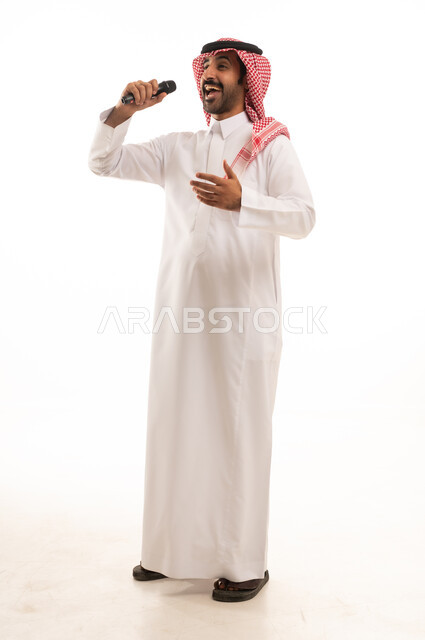 إيماءات الإندماج والتفاعل مع الغناء، تسجيل مقطع صوتي غنائي،  بورتريه لرجل عربي خليجي سعودي يرتدي الثوب التقليدي والشماغ ويمسك المايكروفون ويغني بحماس، تقديم العروض الفنية المسرحية والفقرات الترفيهية، خلفية بيضاء.