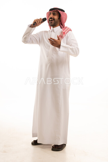 إيماءات الإندماج والتفاعل مع الغناء، تسجيل مقطع صوتي غنائي،  بورتريه لرجل عربي خليجي سعودي يرتدي الثوب التقليدي والشماغ ويمسك المايكروفون ويغني بحماس، تقديم العروض الفنية المسرحية والفقرات الترفيهية، خلفية بيضاء.