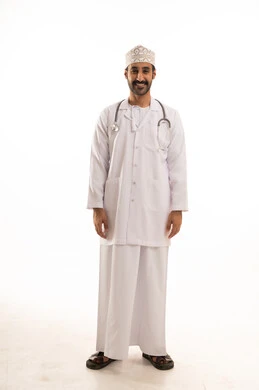 بورتريه لطبيب عربي خليجي عماني يرتدي الدشداشة والعمامة والمعطف الطبي و الكمامة يضع السماعة الطبية يعمل في القطاع الصحي، الجسم بالطول الكامل، خلفية بيضاء