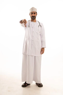 تعابير الرفض وعدم  الموافقة، بورتريه لطبيب عربي خليجي عماني يرتدي الدشداشة والعمامة والمعطف الطبي و الكمامة يضع السماعة الطبية يعمل في القطاع الصحي، الجسم بالطول الكامل، خلفية بيضاء