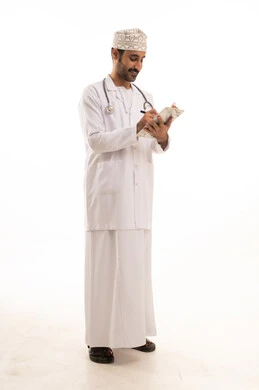 كتابة التقارير الطبية، العمل فى القطاع الصحي، بورتريه لطبيب عربي خليجي عماني يرتدي الدشداشة والعمامة والمعطف الطبي و الكمامة يضع السماعة الطبية  ، الجسم بالطول الكامل، خلفية بيضاء