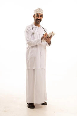 كتابة التقارير الطبية، العمل فى القطاع الصحي، بورتريه لطبيب عربي خليجي عماني يرتدي الدشداشة والعمامة والمعطف الطبي و الكمامة يضع السماعة الطبية  ، الجسم بالطول الكامل، خلفية بيضاء