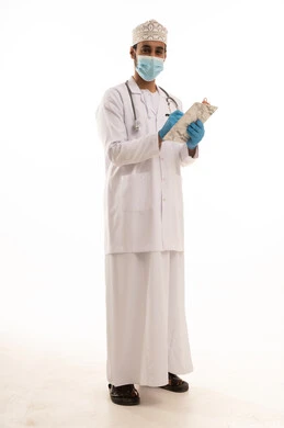 كتابة التقارير الطبية، العمل فى القطاع الصحي، بورتريه لطبيب عربي خليجي عماني يرتدي الدشداشة والعمامة والمعطف الطبي و الكمامة يضع السماعة الطبية  ، الجسم بالطول الكامل، خلفية بيضاء