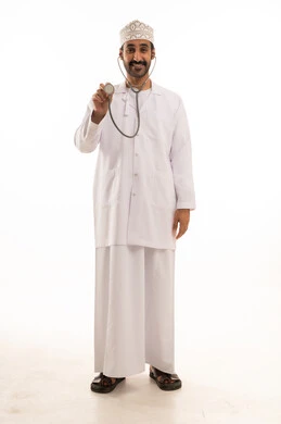 بورتريه لطبيب عربي خليجي عماني يرتدي الدشداشة والعمامة والمعطف الطبي و الكمامة يضع السماعة الطبية يعمل في القطاع الصحي، الجسم بالطول الكامل، خلفية بيضاء