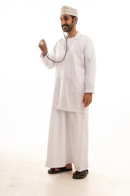 بورتريه لطبيب عربي خليجي عماني يرتدي الدشداشة والعمامة والمعطف الطبي و الكمامة يضع السماعة الطبية يعمل في القطاع الصحي، الجسم بالطول الكامل، خلفية بيضاء