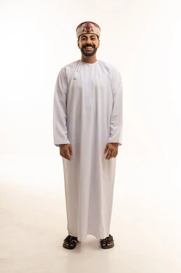 رجل عماني بالزي التقليدي الدشداشة والكمة