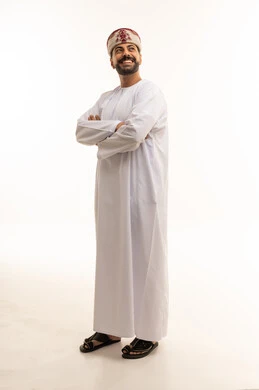 رجل عماني بالزي التقليدي الدشداشة والكمة