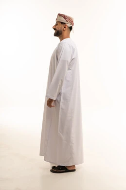 رجل عماني بالزي التقليدي الدشداشة والكمة