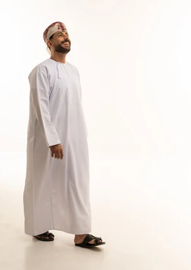 رجل عماني بالزي التقليدي يمشي في استوديو