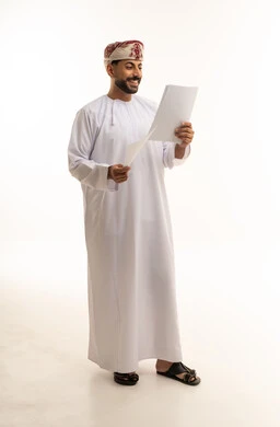 رجل عماني يقرأ وثائق عمل على خلفية بيضاء