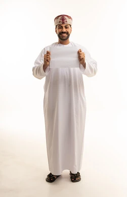 رجل عماني بالزي التقليدي يحمل لوحة بيضاء فارغة