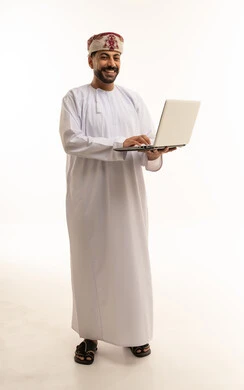 رجل عُماني مع كمبيوتر محمول باللباس التقليدي