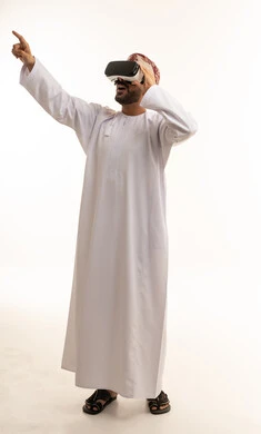 رجل عماني يستخدم نظارة الواقع الافتراضي