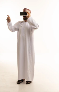 رجل عُماني يستخدم نظارة الواقع الافتراضي