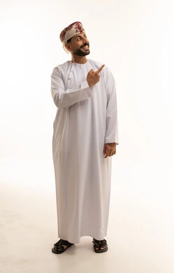 رجل عماني بالزي التقليدي يشير بيده