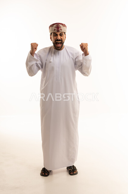 رجل عُماني بالزي التقليدي يحتفل بالفوز والنجاح