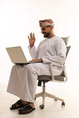 رجل عُماني يستخدم المحمول في مكالمة فيديو