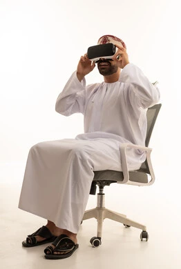 رجل عُماني يستخدم نظارات الواقع الافتراضي في المكتب