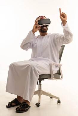 رجل عُماني يستخدم نظارة الواقع الافتراضي بالزي التقليدي