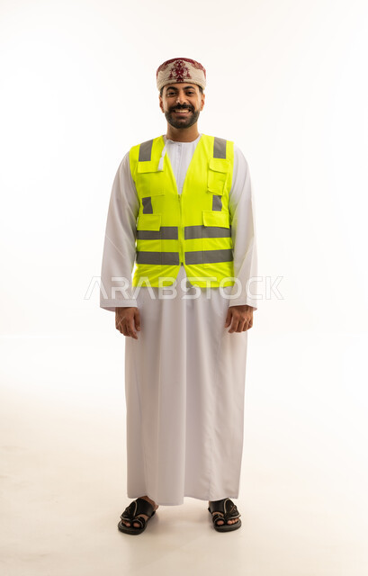 رجل عماني بالزي التقليدي وسترة السلامة