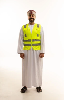 رجل عماني بالزي التقليدي وسترة السلامة