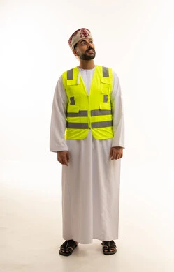 عامل عماني يرتدي سترة السلامة على خلفية بيضاء
