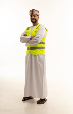 رجل عُماني يرتدي سترة سلامة ويدين متقاطعتين