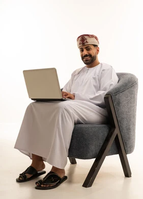 رجل عماني يستخدم المحمول بالزي التقليدي