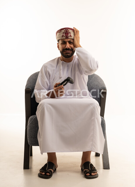 رجل عُماني يشعر بالإحباط أثناء لعب ألعاب الفيديو