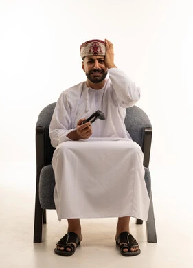 رجل عُماني يشعر بالإحباط أثناء لعب ألعاب الفيديو