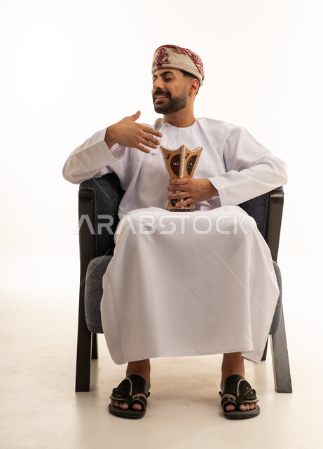 رجل عماني بالزي التقليدي مع مبخرة