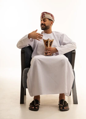 رجل عماني بالزي التقليدي مع مبخرة