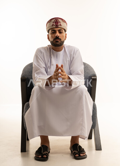 رجل عُماني بالزي التقليدي الدشداشة والكمة